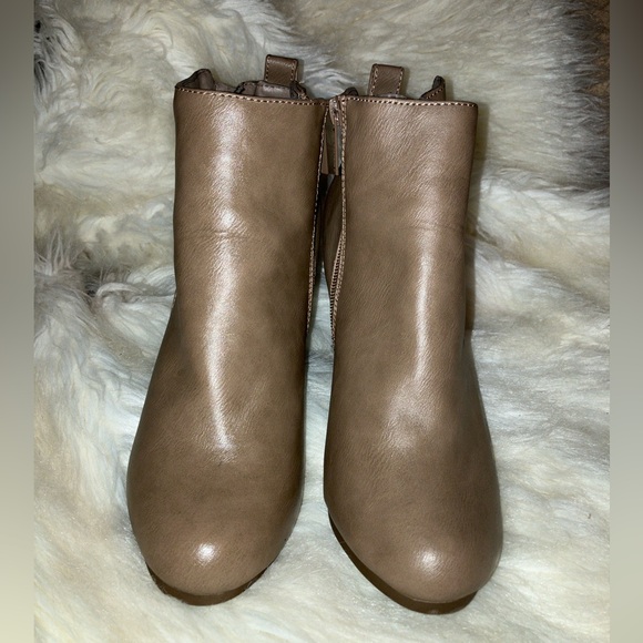 Breckelles Gail-28 Leatherette Zippered Chunky Heel Bootie NWOT - Picture 3 of 6